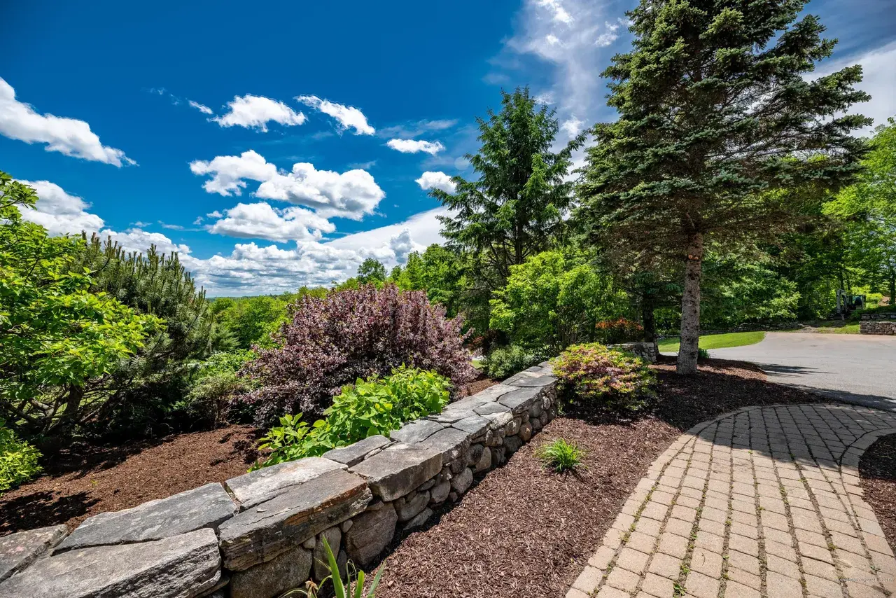 Stone wall gardens and landscaped grounds at Luxe Liberty